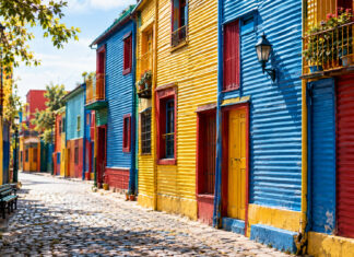 Bunte Wellblechhäuser in Blau, Gelb und Rot an der Gasse Caminito im Viertel La Boca in Buenos Aires