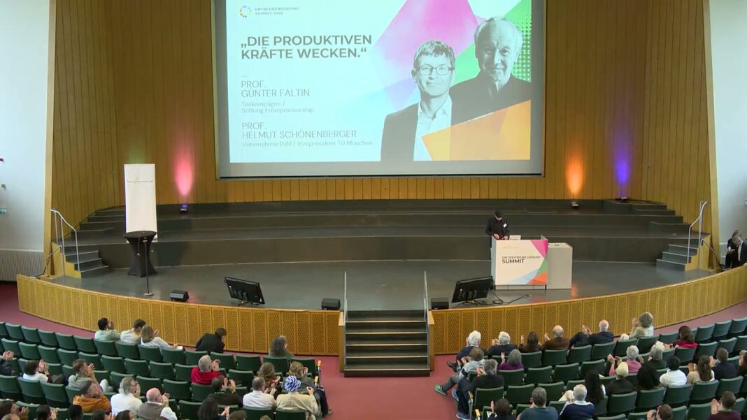 Blick in das Audimax der Freien Universität Berlin beim Entrepreneurship Summit 2026, vorn die Bühne mit der Leinwand, im Saal das Publikum