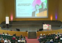 Entrepreneurship Summit 2026 am Sonntag: Gerald Hüther, Cradle to Cradle und das Finale Blick in das Audimax der Freien Universität Berlin beim Entrepreneurship Summit 2026, vorn die Bühne mit der Leinwand, im Saal das Publikum
