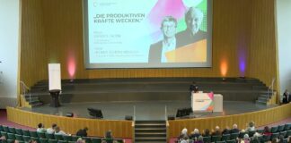 Blick in das Audimax der Freien Universität Berlin beim Entrepreneurship Summit 2026, vorn die Bühne mit der Leinwand, im Saal das Publikum