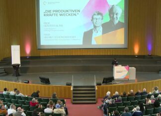 Blick in das Audimax der Freien Universität Berlin beim Entrepreneurship Summit 2026, vorn die Bühne mit der Leinwand, im Saal das Publikum