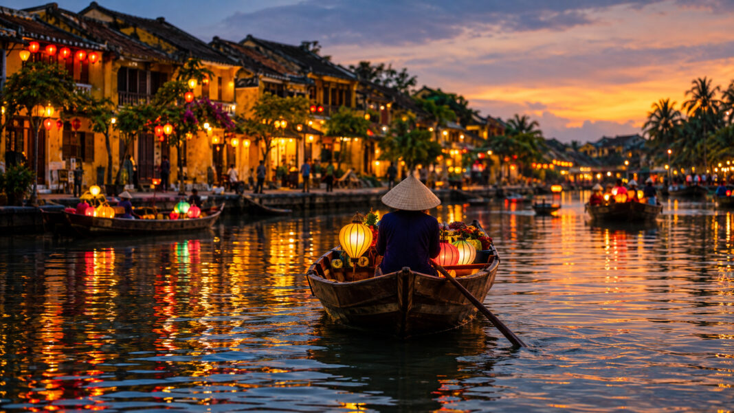 Die Altstadt von Hoi An in Vietnam am Abend mit Laternen, gelben Kaufmannshäusern und Booten auf dem Fluss Thu Bon