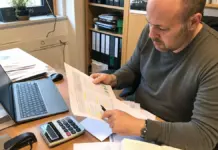 BAFA Unternehmensberatung Förderung 2026: So gehst du in der richtigen Reihenfolge vor Unternehmer prüft Unterlagen zur BAFA Unternehmensberatung Förderung am Schreibtisch