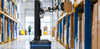 Lagerroboter greift einen Karton aus einem Hochregal