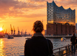 Elbphilharmonie und Hamburger Hafen in der Abendsonne