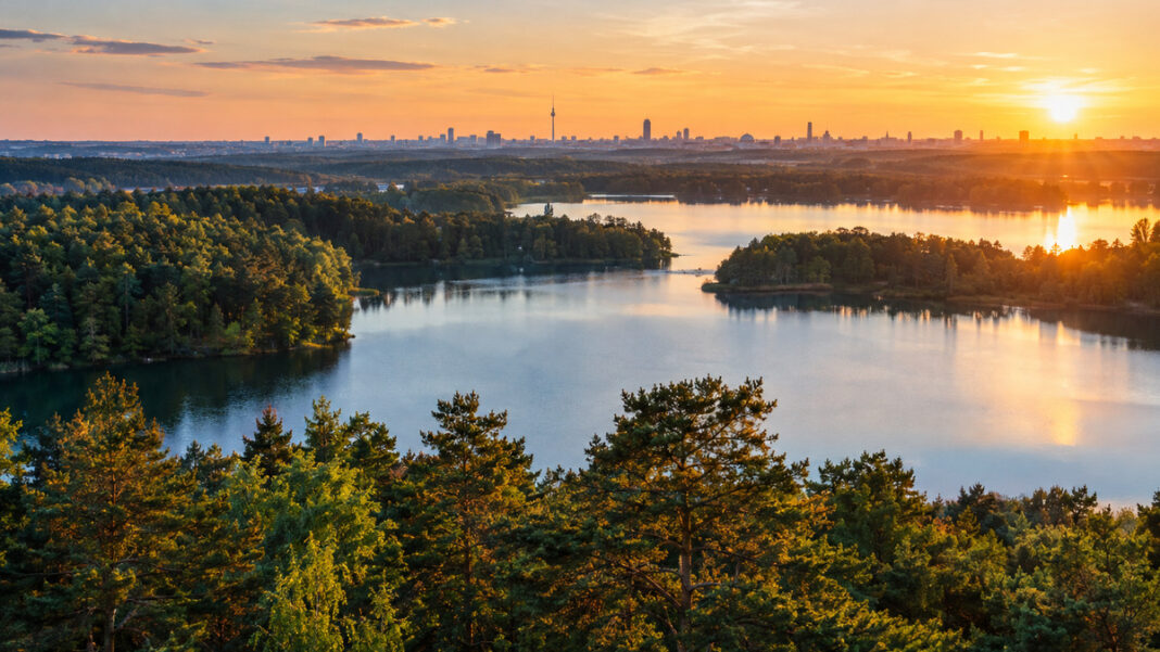 Berlin und Brandenburg Brandenburger Seen und Wälder mit Berliner Skyline am Horizont