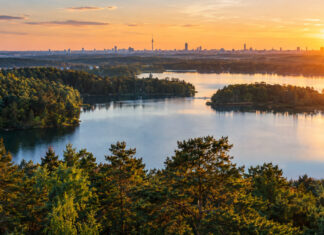 Die Hauptstadtregion Berlin-Brandenburg beheimatet das perfekte Ökosystem für Digital Health Startups Brandenburger Seen und Wälder mit Berliner Skyline am Horizont