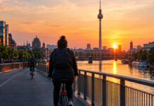 Berliner Fernsehturm und Spree im Morgenlicht mit Radfahrern