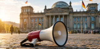 Megafon auf dem Pflaster vor einem Regierungsgebäude