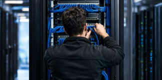 Techniker verkabelt einen Serverschrank