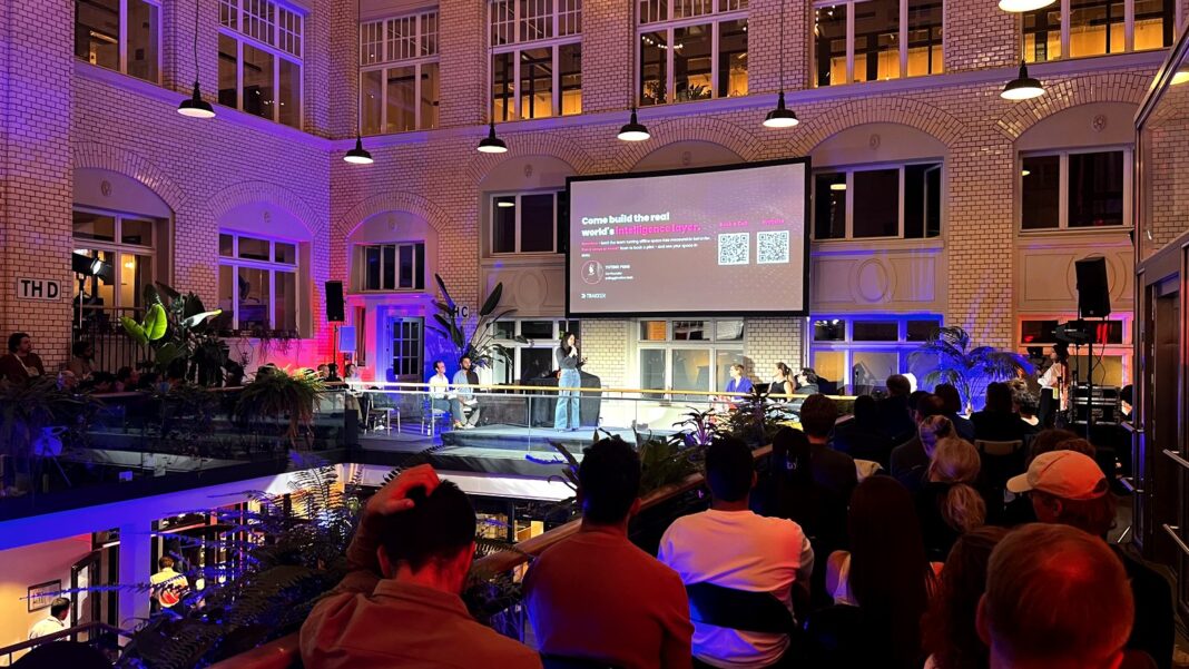 Pitch Night Mindspace Berlin Buehne Publikum im Innenhof des Mindspace in der Krausenstrasse blickt auf die Buehne der Pitch Night