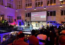 Pitch Night im Mindspace Berlin: fünf Startups, eine Jury und ein voller Saal Publikum im Innenhof des Mindspace in der Krausenstrasse blickt auf die Buehne der Pitch Night
