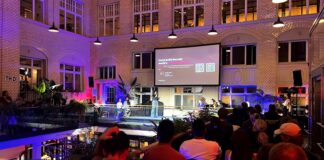 Publikum im Innenhof des Mindspace in der Krausenstrasse blickt auf die Buehne der Pitch Night