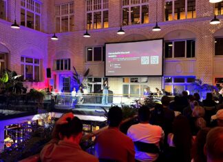 Publikum im Innenhof des Mindspace in der Krausenstrasse blickt auf die Buehne der Pitch Night