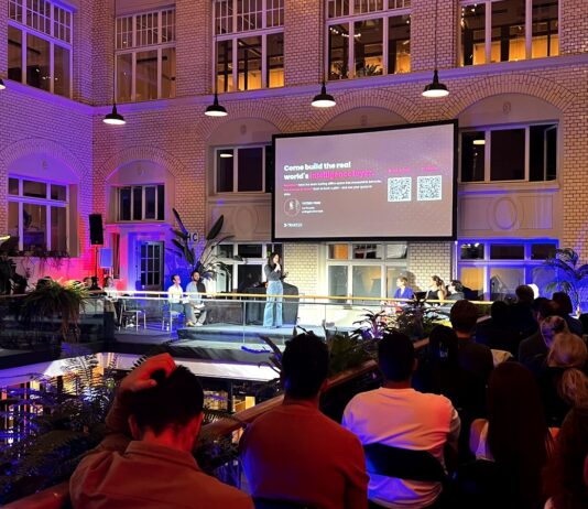 Publikum im Innenhof des Mindspace in der Krausenstrasse blickt auf die Buehne der Pitch Night