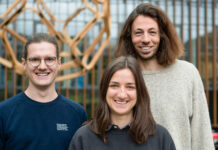 Höhle der Löwen heute (DHDL): Staffel 20, Folge 8 mit nüchtern Die drei Gruenderinnen und Gruender von allpacka stehen nebeneinander vor einer Holzskulptur