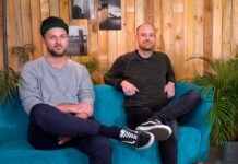 Die beiden blookery-Gründer sitzen auf einem türkisfarbenen Sofa vor einer Holzwand