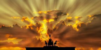 Brandenburger Tor mit Sonnenuntergang als Zeichen für eine innovative Zukunft