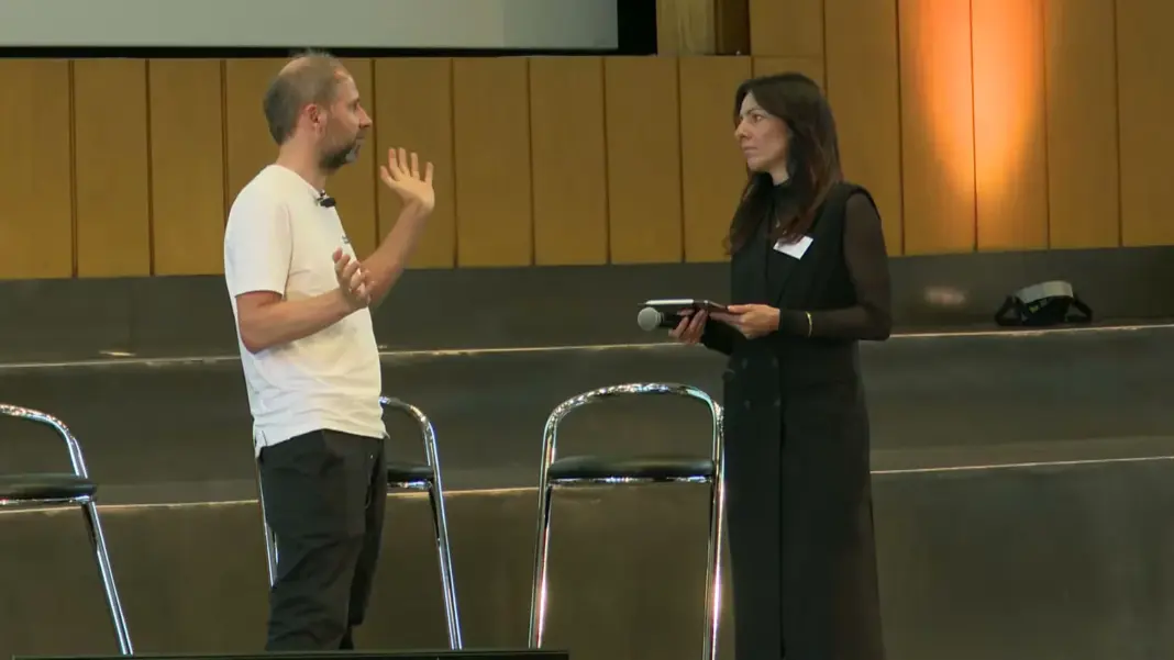 Ecosia-Gründer Christian Kroll spricht nach seiner Keynote mit der Moderatorin auf der Bühne des Audimax
