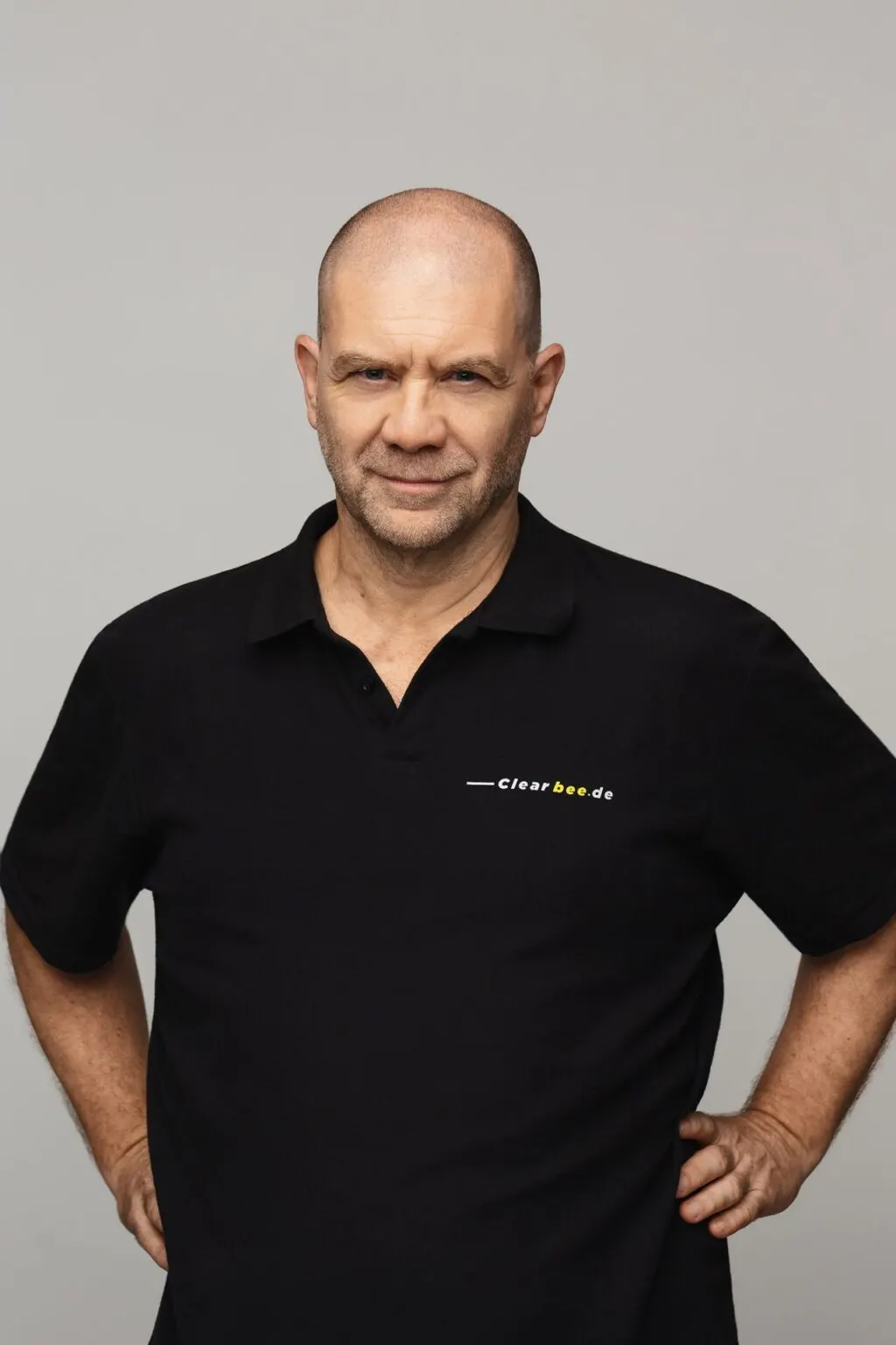 clearBee-Gründer Ronald Lilleg-Staudenherz im schwarzen Poloshirt mit clearBee-Logo