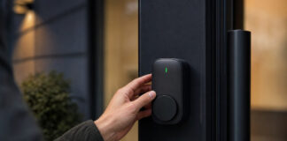 Hand prüft ein smartes Türschloss an einer modernen Tür