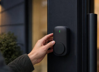 Hand prüft ein smartes Türschloss an einer modernen Tür
