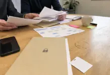 Unterlagen und Datenflussnotizen auf einem Startup-Tisch zur Prüfung der Datenschutzbeauftragten-Pflicht.