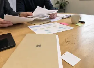 Unterlagen und Datenflussnotizen auf einem Startup-Tisch zur Prüfung der Datenschutzbeauftragten-Pflicht.