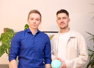 Die DEKADOME-Gründer Anton Vrouzos und Marius Ludwig mit ihrem Abflussreiniger