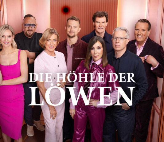 Die acht Löwen der 20. Staffel Die Höhle der Löwen, Gruppenbild mit Sendungslogo
