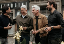 Die drei Don-Quiff-Gründer und Investor Frank Thelen stehen lachend mit Haarwachs-Dosen vor dem Friseursalon Tarquini in Salzburg