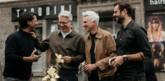 Die drei Don-Quiff-Gründer und Investor Frank Thelen stehen lachend mit Haarwachs-Dosen vor dem Friseursalon Tarquini in Salzburg