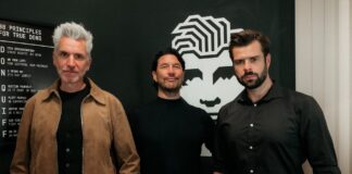 Die drei Don-Quiff-Gründer Robert Tarquini, Max Kögl und Klaus Laimer stehen vor dem Markenlogo