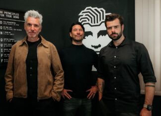 Die drei Don-Quiff-Gründer Robert Tarquini, Max Kögl und Klaus Laimer stehen vor dem Markenlogo
