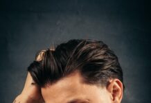 Höhle der Löwen gestern: Staffel 20, Folge 5, Deals mit Don Quiff Ein Mann streicht sich das nach hinten gestylte Haar aus der Stirn, Werbefoto der Marke Don Quiff