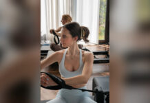 Frau mit zusammengestecktem Haar traegt eine helle ivyclip-Haarklammer waehrend einer Pilates-Uebung