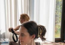 Frau mit zusammengestecktem Haar traegt eine helle ivyclip-Haarklammer waehrend einer Pilates-Uebung