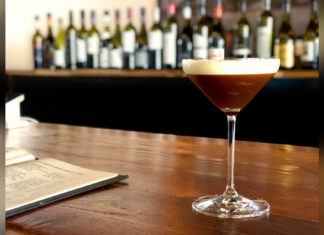 Kölsche Koks bei der Höhle der Löwen: Espresso Martini aus der Flasche Ein Espresso Martini mit heller Schaumkrone steht auf dem Tresen einer Bar