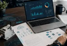 Startup-Team mit IoT-Gerät, Verträgen und Dashboard zum EU Data Act