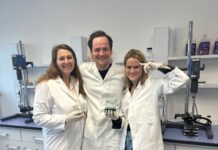FoodFor bei der Höhle der Löwen: Shots für den Kopf aus Zürich Die drei Gründer von FoodFor in Laborkitteln im Labor, zwei halten Bechergläser