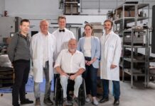 Höhle der Löwen heute: Staffel 20, Folge 5 mit HEIONTEC Das Team von HEIONTEC steht in einer Werkhalle, einer der Gründer sitzt im Rollstuhl