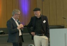 Entrepreneurship Summit 2026, Tag 1: Schönenberger, FRoSTA, Ecosia und was Gründer mitnehmen Helmut Schönenberger und Günter Faltin stehen im Gespräch auf der Bühne im Audimax der FU Berlin beim Entrepreneurship Summit 2026