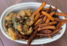 Frittiertes Haehnchen mit Hot Honey und Suesskartoffelpommes auf einem Teller