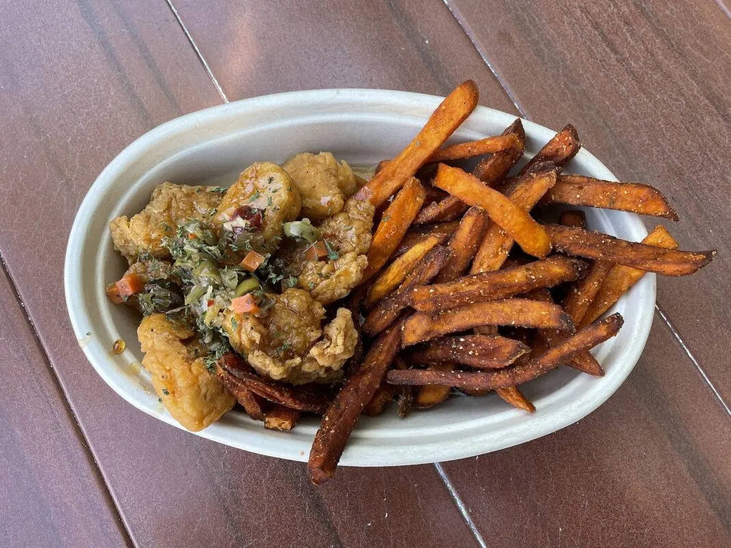 Frittiertes Haehnchen mit Hot Honey und Suesskartoffelpommes auf einem Teller
