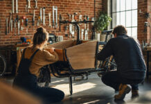 Designerin und Ingenieur bauen gemeinsam an einem Lastenrad-Prototyp