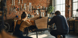 Designerin und Ingenieur bauen gemeinsam an einem Lastenrad-Prototyp