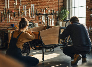 Designerin und Ingenieur bauen gemeinsam an einem Lastenrad-Prototyp