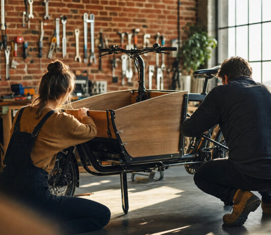 Designerin und Ingenieur bauen gemeinsam an einem Lastenrad-Prototyp