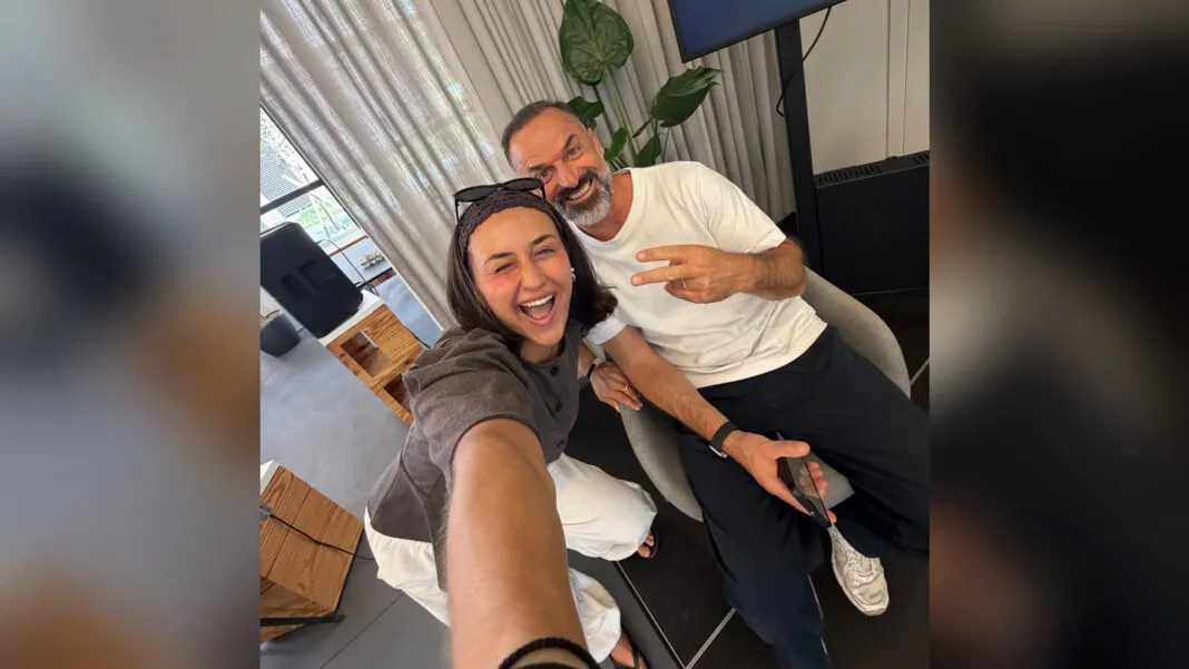 Die Gründer Mia und Karim Allouche von move2pay lachen gemeinsam in die Kamera