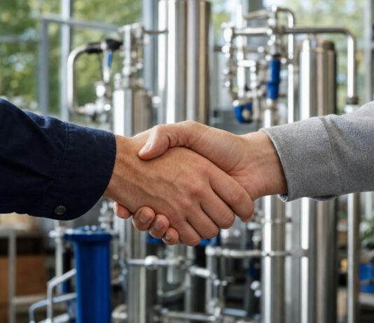 Handschlag in einer Startup-Werkstatt vor einem Prototyp